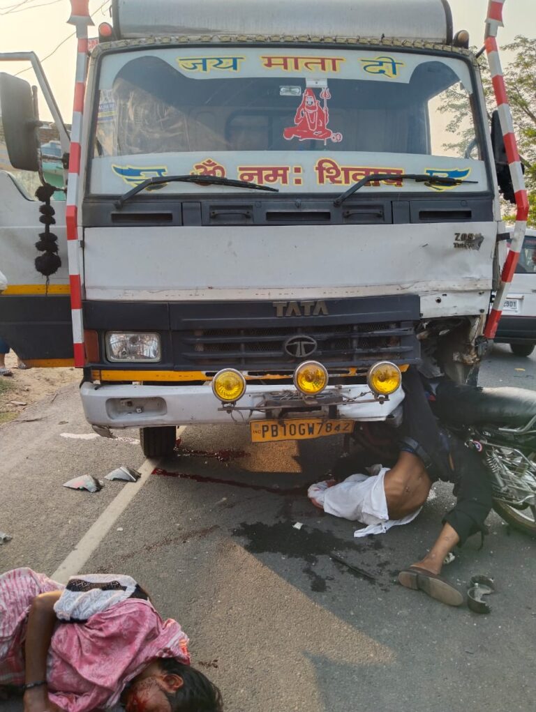 डीसीएम की टक्कर से बाइक सवार एक युवक की मौत एक गंभीर घायल
