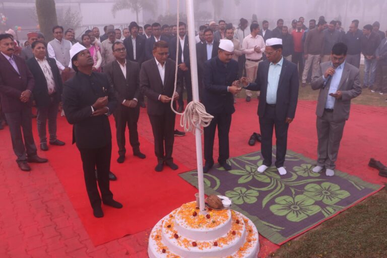 77वां गणतंत्र दिवस पर संयुक्त जिला कार्यालय परिसर में कलेक्टर श्री एस. जयवर्धन ने किया ध्वजारोहण